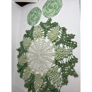 Doily 18 inch diameter green‎ and white with Glitter Thread &2 Small Coaster